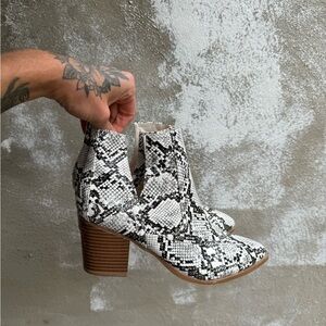 SOLD Women’s no brand snake skin print booties
